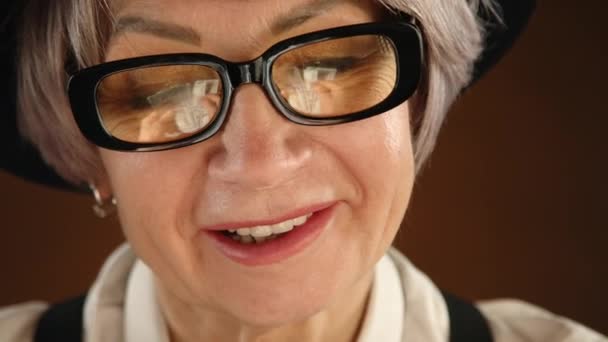 Close Uma Mulher Adulta Óculos Grife Chapéu Preto Contando Alegremente — Vídeo de Stock