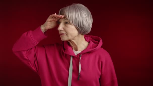 Μεσήλικη Γυναίκα Κόκκινη Κουκούλα Κουκούλα Ψάχνει Για Κάποιον Βάζει Χέρι — Αρχείο Βίντεο
