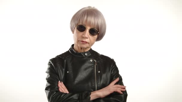 Adult Woman Black Leather Jacket Sun Protective Glasses Gracefully Poses — Stock Video