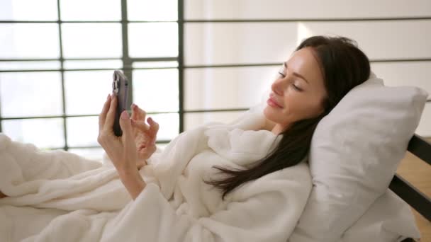 Gelukkige Vrouw Slaapkamer Haar Bed Vrolijk Sms End Haar Telefoon — Stockvideo