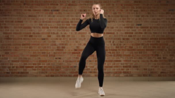 Entrenador Fitness Realiza Una Sentadilla Derecha Crujido Oblicuo Chica Lleva — Vídeo de stock
