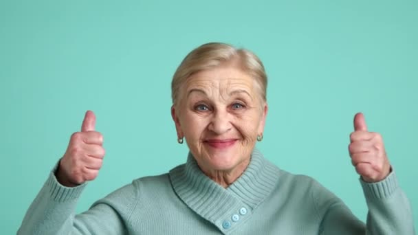 Θετική Ηλικιωμένη Καλοντυμένη Κυρία Μπλε Πουλόβερ Που Στέκεται Πάνω Από — Αρχείο Βίντεο