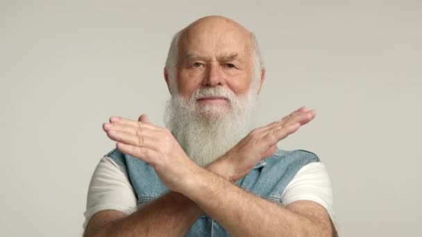 Významný Starší Muž Bílým Plnovousem Pronikavýma Očima Oblečený Modré Džínové — Stock video