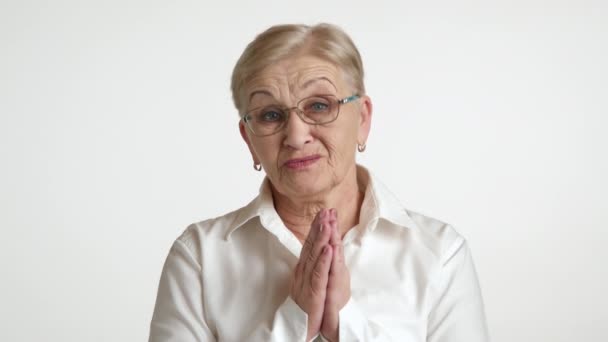 Mittlere Aufnahme Einer Netten Seniorin Weißem Hemd Die Palmen Zusammenlegt — Stockvideo
