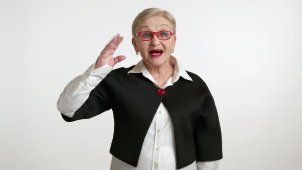 Oude Vrouw Met Kort Blond Haar Rode Lippenstift Wit Shirt — Stockvideo