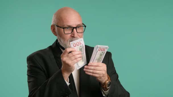 Älterer Geschäftsmann Mit Brille Vor Türkisfarbenem Hintergrund Der Vorsichtig Geld — Stockvideo