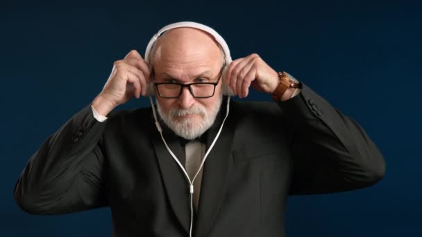 Homem Distinto Smoking Preto Vestindo Fones Ouvido Brancos Ouvindo Música — Vídeo de Stock