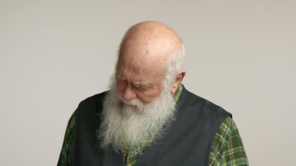 Elderly Man Gray Beard Feeling Ashamed Finding Hard Make Eye — Stock Video
