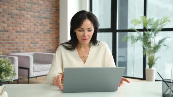Piękna Bizneswoman Czarnymi Włosami Uważnie Patrząc Ekran Laptopa Radując Się — Wideo stockowe