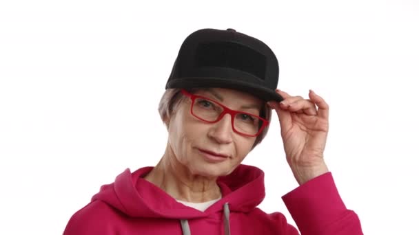 Modische Seniorin Mit Verspielter Haltung Kippt Ihre Schwarze Mütze Gepaart — Stockvideo