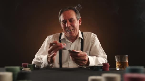 Homme Mûr Avec Cigare Absorbé Dans Jeu Cartes Entouré Jetons — Video