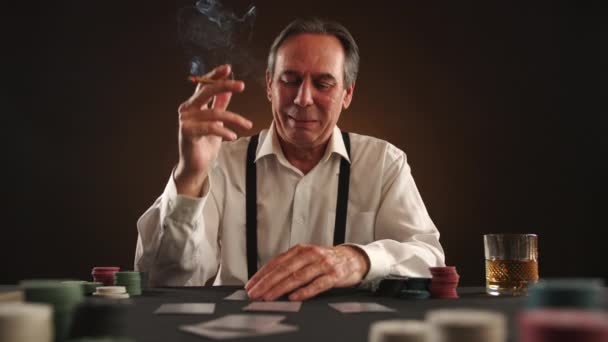 Homem Confiante Fazendo Sua Jogada Jogo Poker Charuto Boca Cartão — Vídeo de Stock