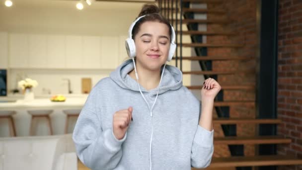 Młoda Kobieta Lubi Muzykę Sama Swoim Mieszkaniu Słucha Muzyki Białych — Wideo stockowe