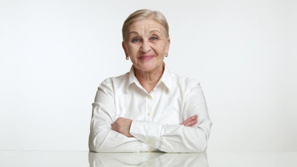Senior Γυναίκα Κοντά Ξανθά Μαλλιά Λευκό Πουκάμισο Κάθεται Λευκό Τραπέζι — Αρχείο Βίντεο