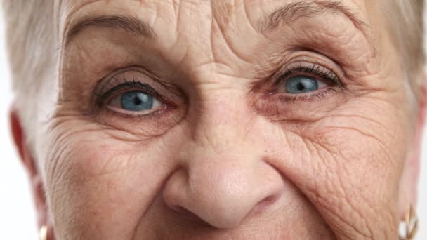Yaş Arası Mutlu Hoş Görünümlü Buruşuk Suratlı Düzgün Kaşlı Gözlerinde — Stok video
