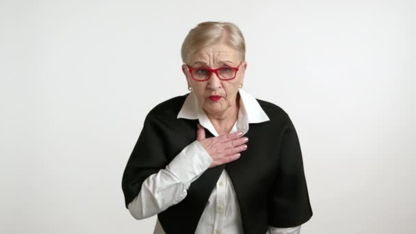 Seniorendame Met Blond Kort Haar Rood Omrande Brillen Wit Shirt — Stockvideo