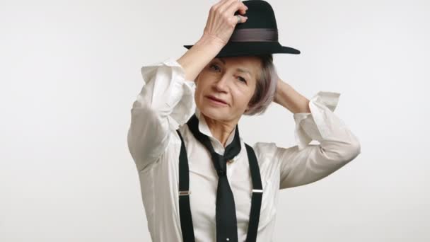 Mode Kunnig Senior Kvinna Tryggt Påtagning Svart Hatt Och Hängslen — Stockvideo