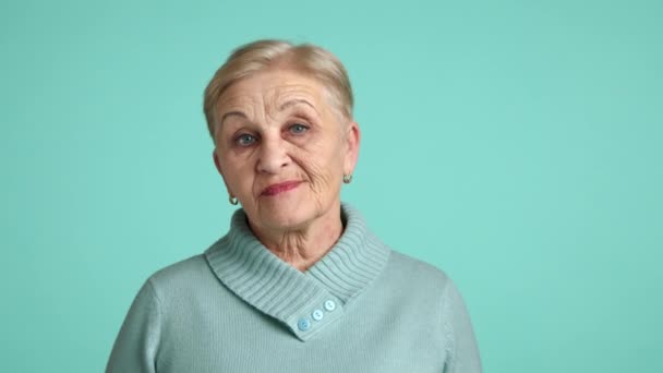 Anciana Con Arrugas Profundas Maquillaje Ligero Pelo Rubio Corto Suéter — Vídeos de Stock