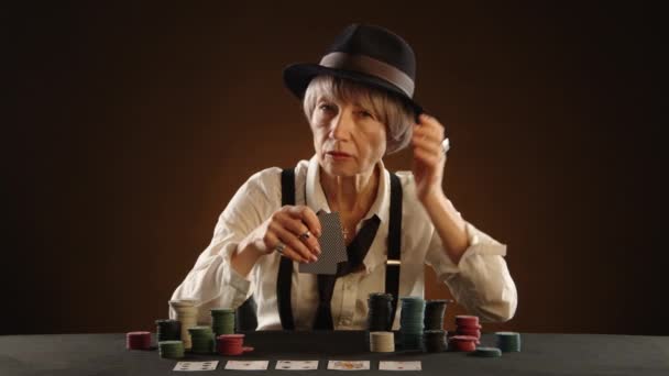 Mysterieus Pokerspel Een Donkere Kamer Met Warme Verlichting Vrouw Houdt — Stockvideo
