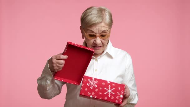 Wesoła Ładna Starsza Pani Okularach Biała Koszula Otwierająca Pudełko Owinięte — Wideo stockowe