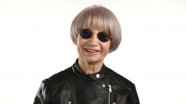 Portret Modnej Starszej Kobiety Uśmiechniętej Fioletowymi Włosami Okrągłych Okularach Przeciwsłonecznych — Wideo stockowe