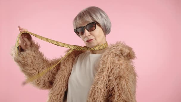 Eine Frau Pelzmantel Mit Krawatte Posiert Elegant Vor Der Kamera — Stockvideo
