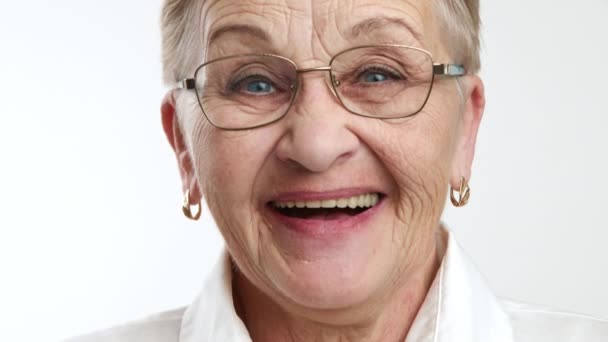Портрет Харизматичной Пожилой Женщины Красивыми Чертами Лица Короткими Светлыми Волосами — стоковое видео