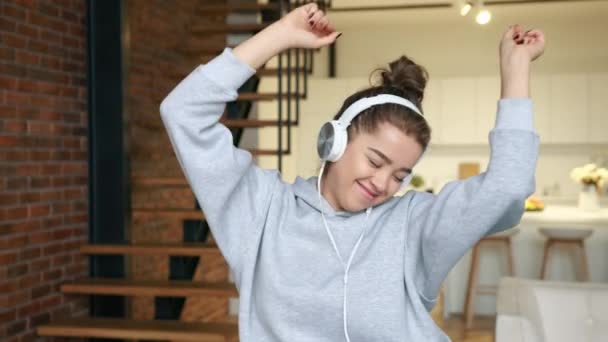 Kobieta Zagubiona Muzyce Tańcząca Słuchawkami Emanuje Szczęściem Zaciszu Nowoczesnego Domu — Wideo stockowe