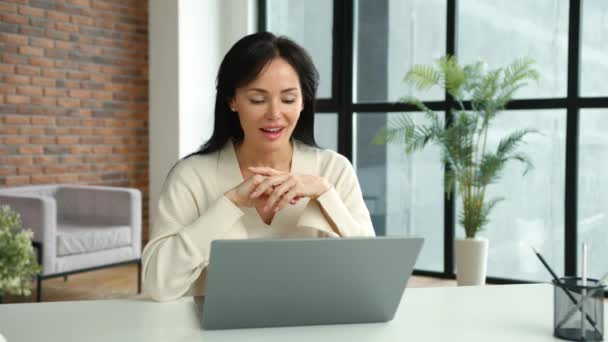 Ihrem Stilvollen Home Office Nimmt Eine Fokussierte Geschäftsfrau Einem Virtuellen — Stockvideo