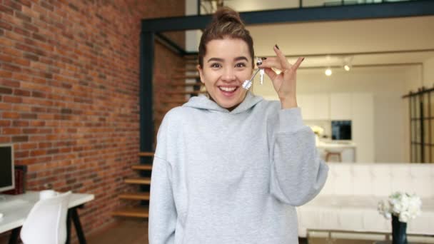 Eine Verzückte Junge Frau Zeigt Ihren Neuen Hausschlüssel Ihr Lächeln — Stockvideo