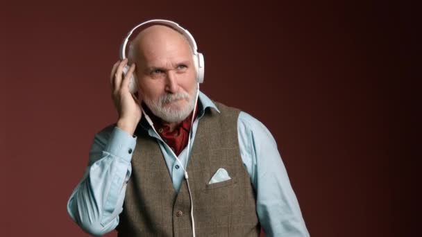 Ein Älterer Mann Mit Weißem Bart Ist Musik Versunken Trägt — Stockvideo