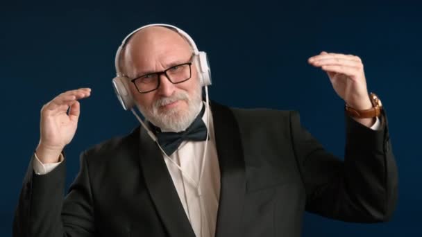 Hombre Mayor Con Esmoquin Pierde Música Con Sus Auriculares Puestos — Vídeos de Stock