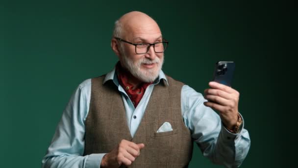 Веселый Пожилой Человек Белой Бородой Машет Время Видеозвонка Смартфон Одетый — стоковое видео