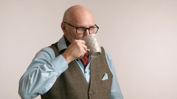 Содержательный Пожилой Человек Белой Бородой Наслаждается Чашкой Кофе Одетый Синюю — стоковое видео