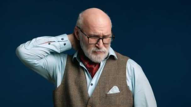Uomo Anziano Sembra Essere Disagio Tenendo Collo Con Espressione Dolorosa — Video Stock