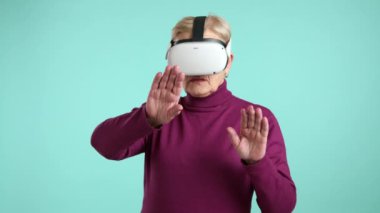 Yaşlı bir kadın, metaevrenin dokunaklı dünyasından etkilenerek sanal gerçeklik gözlüğü kullanmada yeni bir deneyim edindi. Geleceğin aletlerini kullanan gelişmiş kadın emekliler. Yüksek kalite 4k görüntü