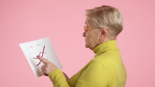Intelligente Dame Von Jahren Mit Blonden Kurzen Haaren Und Stylischer — Stockvideo