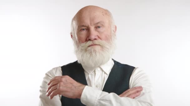 Een Oudere Man Met Een Volle Witte Baard Een Serieuze — Stockvideo