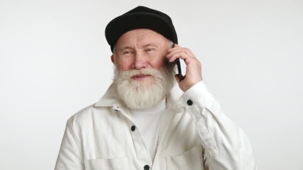 Starší Muž Módní Čepici Neformální Bundě Mluví Smartphonu Vypadá Zasnoubeně — Stock video