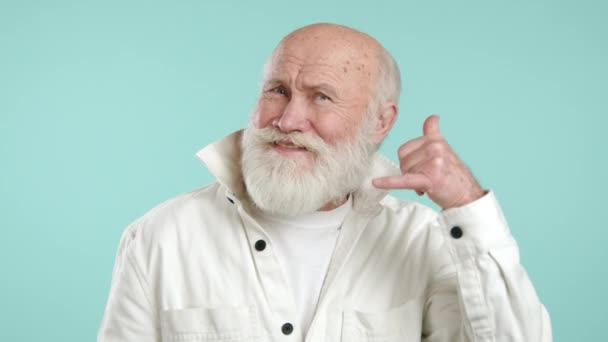 Anziano Affascinante Con Barba Chiara Chiama Gesto Della Mano Sua — Video Stock