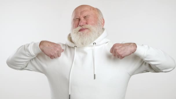 Rámu Zachycen Okouzlující Starší Muž Lehkým Plnovousem Bílé Mikině Který — Stock video