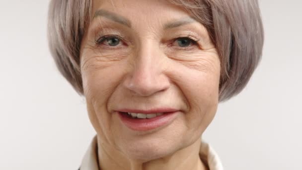 Close Delightful Senior Woman Sincere Smile Elegant Grey Hair Symbolizing — Stock Video