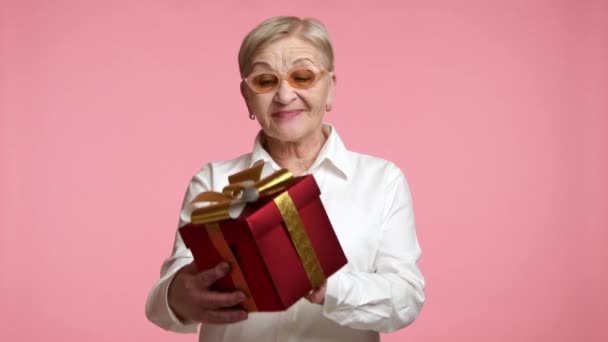 Hübsche Dame Über Brille Weißem Hemd Hellem Make Auf Rosa — Stockvideo
