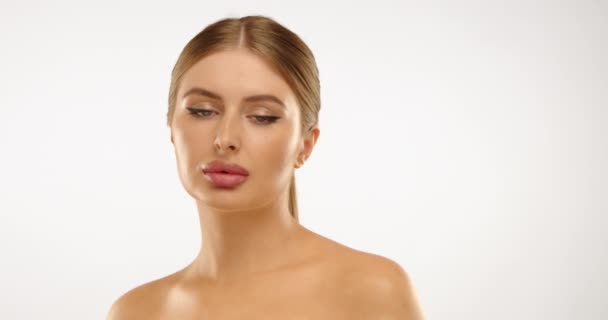 リップエンハンスメントと充填剤のための審美的なクリニックによって提供される求められた結果を体現する 上品で完全な唇のポーティングを持つ魅力的な女性 カメラ Raw — ストック動画