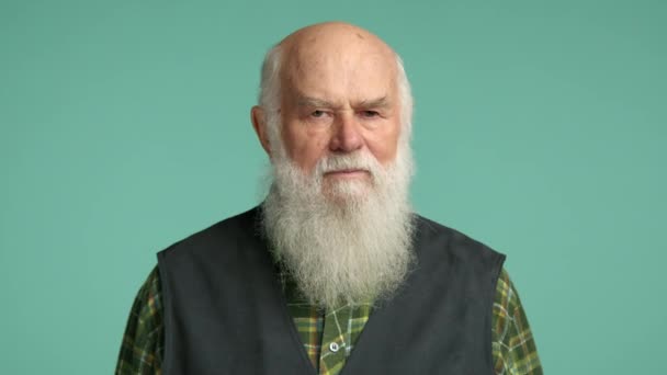 Elderly Man Large Light Beard Shaking His Head Indicates Disagreement — Stock Video