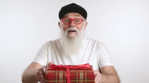 Молодий Дідусь Великою Легкою Бородою Радісно Пропонує Червону Подарункову Коробку — стокове відео