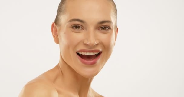 完璧な笑顔を披露するエキゾチックな女性 彼女の活気に満ちた笑いと完璧な歯は これを歯科および矯正サービスのプロモーションのための主要な選択肢にします カメラ Raw — ストック動画