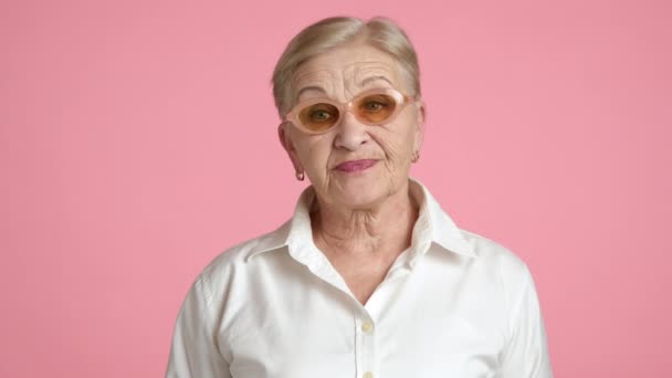 Senior Elegante Mujer Inteligente Sacudiendo Cabeza Con Desacuerdo Labios Rondando — Vídeo de stock