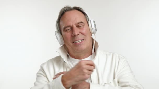 Šťastný Muž Středního Věku Sluchátkách Zavřenýma Očima Radostným Výrazem Poslouchající — Stock video