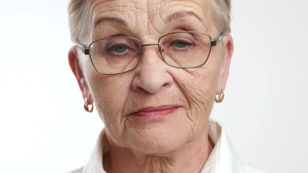 Portret Starszej Eleganckiej Nauczycielki Głębokim Mądrym Wyglądzie Poważnej Inteligentnej Kobiety — Wideo stockowe